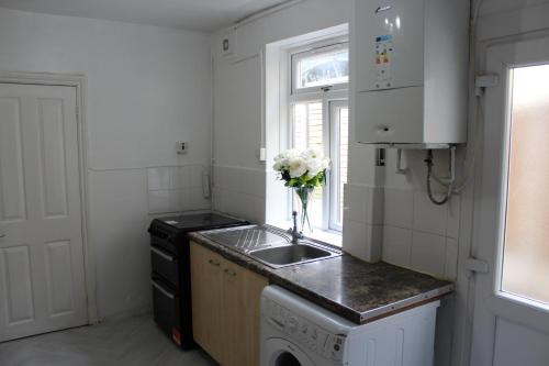 Konyha, Luxury 3 Bedroom House in Perry Common