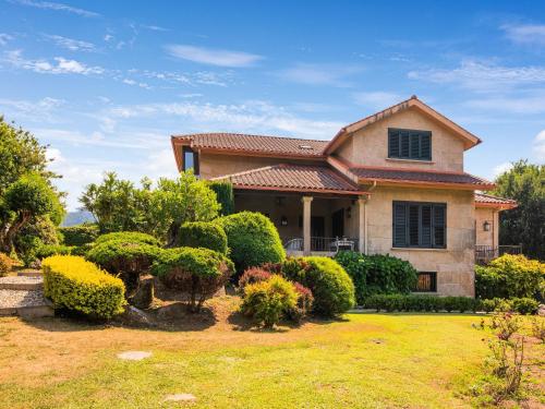 Villa in Mondariz Balneario with Wellness and Private Pool gîte à louer Galice