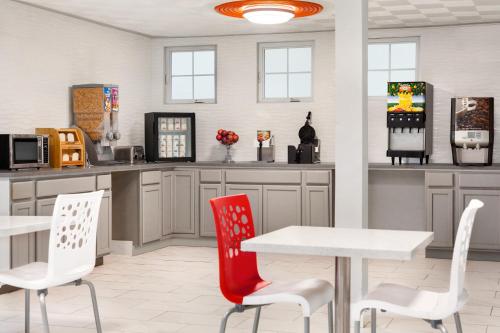 Super 8 by Wyndham Lenexa Overland Park Area/Mall Area Super 8 by Wyndham Lenexa Overland Park Area/Mall Area