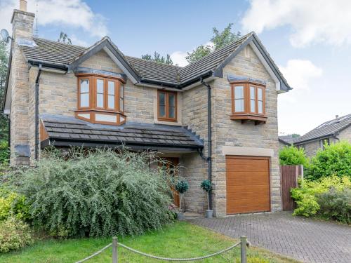 2 Carr Farm Close - Glossop