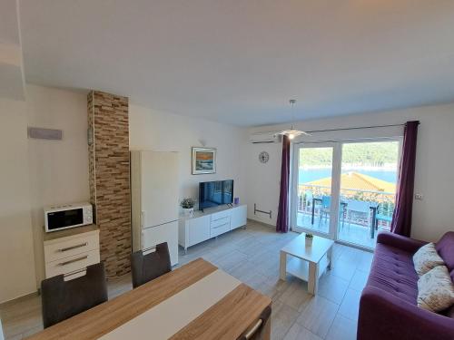  Apartments Šišević - Comfort Apartments with Balcony and Sea View in Slano