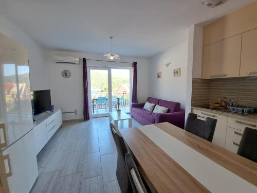  Apartments Šišević - Comfort Apartments with Balcony and Sea View in Slano