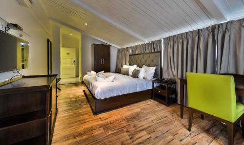 Deluxe Double Room image 7