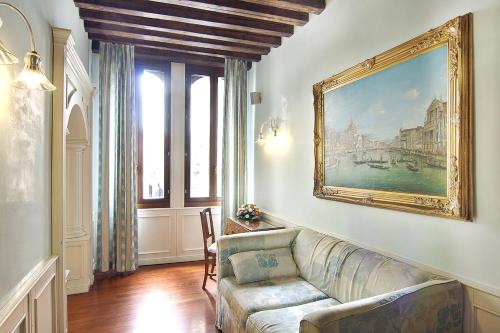 Palazzo La Scala - Tap to explore photos