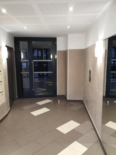 Entier beau 3pièces climatisé avec terrasse de 60m2 pour 7personnes (Entier beau 3pieces climatise avec terrasse de 60m2 pour 7personnes) in Chatenay Malabry