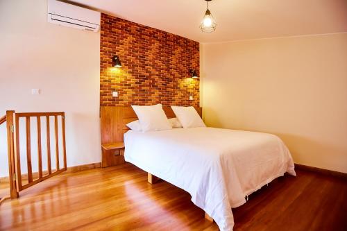 One-Bedroom Apartment image 4