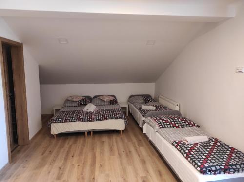 1 queen bed, 2 twin beds