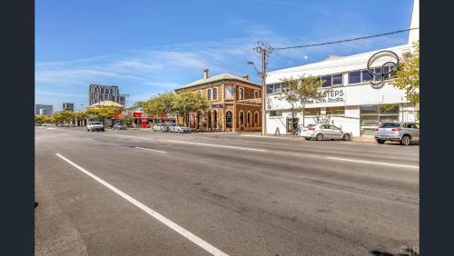 435/247 gouger st. ex hotel room in the city