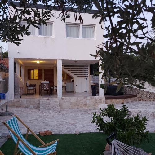 3 bedrooms, 4 beds