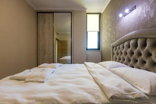 1 king bed, 1 sofa bed