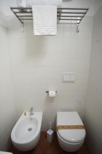One-Bedroom Apartment image 5