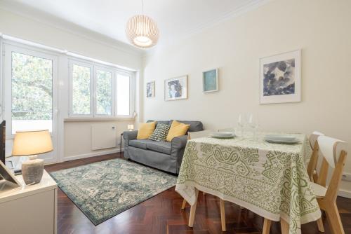 Casa do Largo - cozy apartment in the city center & with AC, Лиссабон