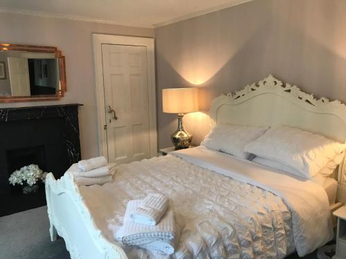 Grand Apartment in Historic Building with Free Parking