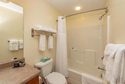 A121 One Bedroom Lake View in Oakland, USA