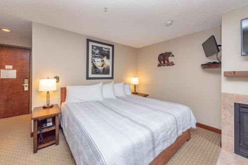 A213 Studio Lake View in Oakland, USA