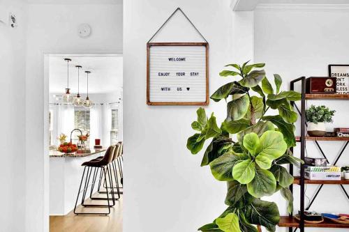 Modern & Cozy Home - 5 mins to DT Lawrenceville! in Lawrenceville, USA