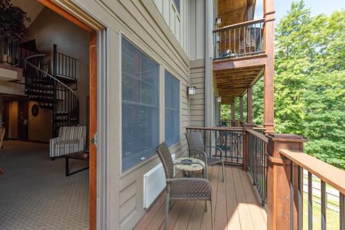 B203 One Bedroom & Loft Lake View in Oakland, USA
