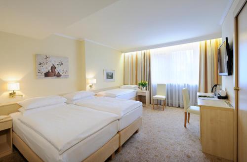 1 queen bed, 1 twin bed