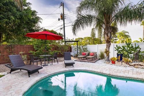 Anna Maria Oasis Resort Style Heated Pool Mini Golf EV Station in Bradenton, USA