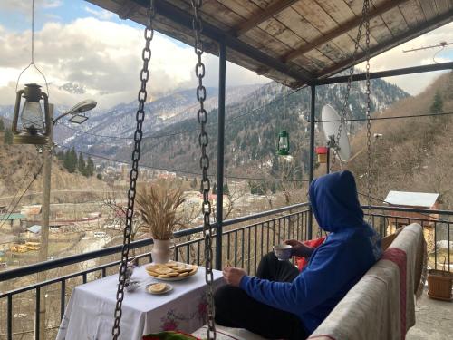 Terraza/balcón, ლენტეხის მთის სასტუმრო - Lentekhi Mountain Inn in Lentekhi