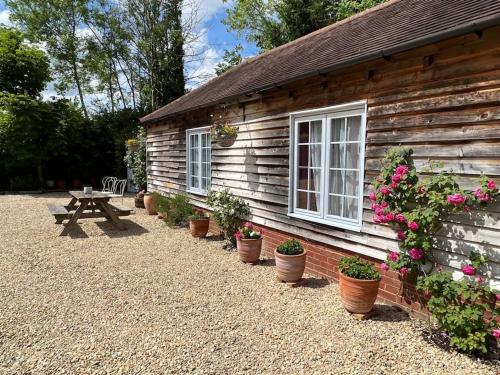 The Old Estate Office - Enchanting, Stylish Garden Cottage, Peaceful & Quiet - Accommodation - Hurley