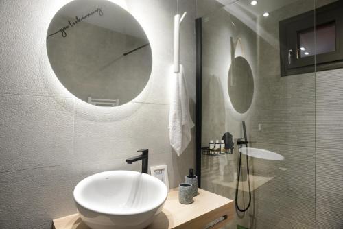 Damona Luxury Home - Tap to explore photos