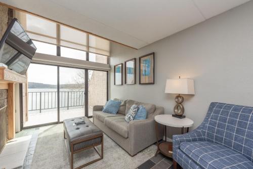 301D - Lakefront 2 Bedroom Condo with 2 Baths Free WIFI!