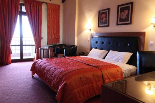 1 queen bed, 3 twin beds