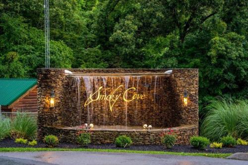 Smoky Cove Resort - Sleeps 20 - With Hot Tub in Sevierville, USA