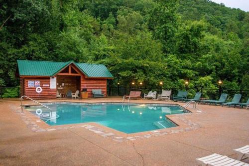 Smoky Cove Resort - Sleeps 20 - With Hot Tub in Sevierville, USA