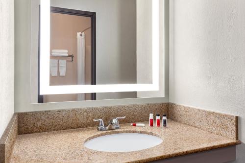 Days Inn by Wyndham Kansas City International Airport - image 11