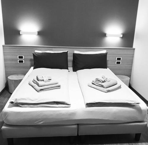 4 twin beds