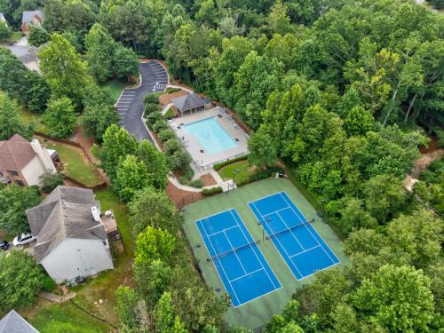 Large home with pool, 8 min from Mall of Georgia! - Buford