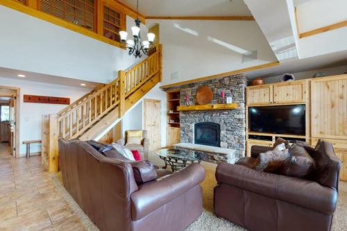 Exclusive Ski In, Ski Out 4 Bedroom Vacation Rental With Hot Tubs And Heated Outdoor Pool In Lionshead Village