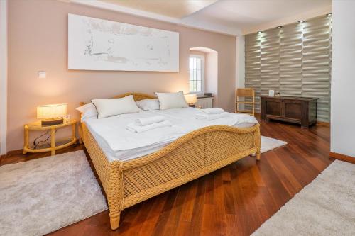 Stone Garden Villa, Heated Pool & Outdoor Cinema in Tijarica