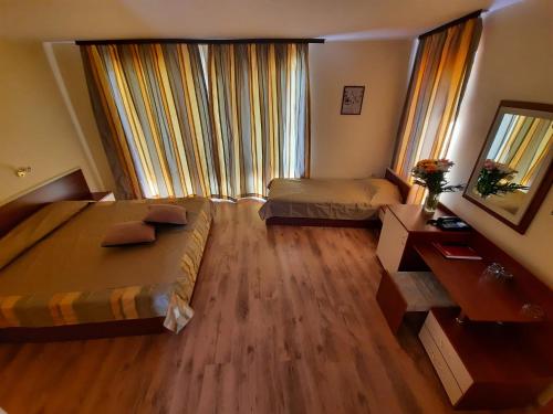 Triple Room with Balcony image 5
