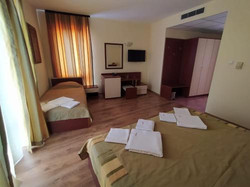 Triple Room with Balcony image 6