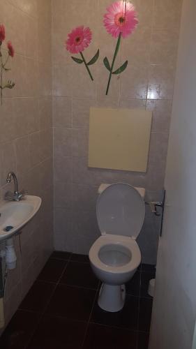 Bathroom, une chambre privee entre paris et disneyland in Noisy Le Grand