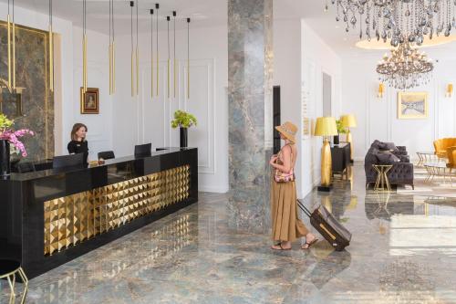 Instalações, Hotel Corner in Split