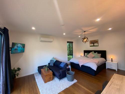 Kosmo’s Studio: City Style in a Retreat Setting!