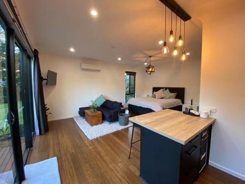 Kosmo’s Studio: City Style in a Retreat Setting!