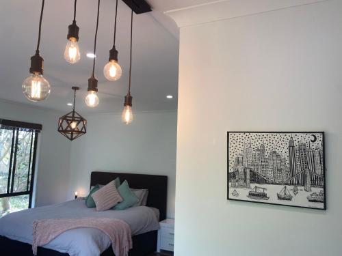 Kosmo’s Studio: City Style in a Retreat Setting!