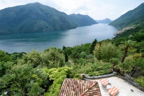 Historic villa with magnificent lake views - Accommodation - Valsolda