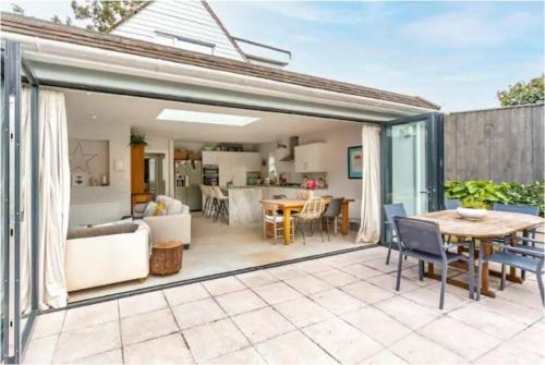 Létesítmények, Beautiful 4 Double Bedroom House in Poole with Hot tub, near Sandbanks in Penn Hill