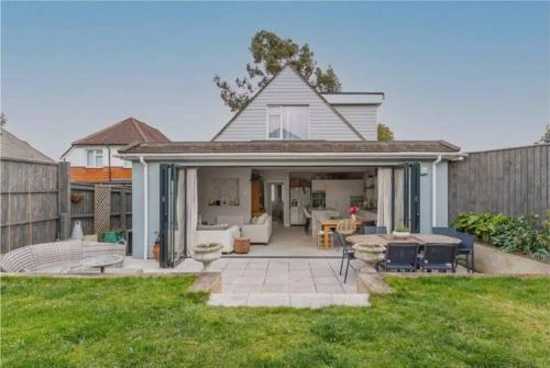 Beautiful 4 Double Bedroom House in Poole with Hot tub, near Sandbanks