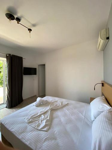 1 twin bed, 1 sofa bed