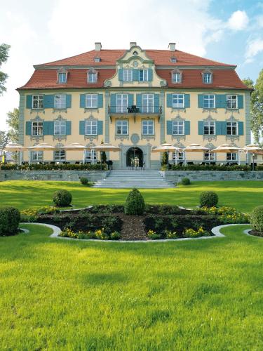 . Schloss Neutrauchburg