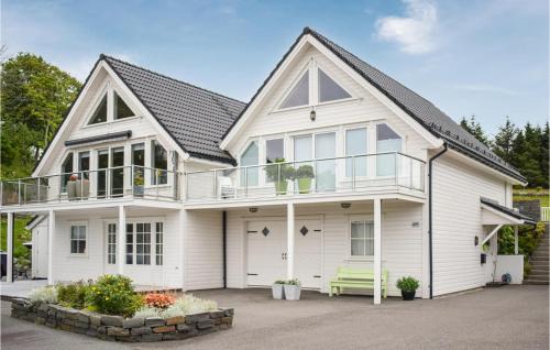 . 4 Bedroom Gorgeous Home In Herdla