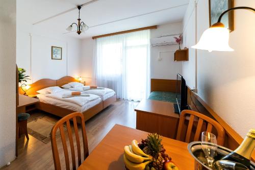 Napfeny Hotel - image 13