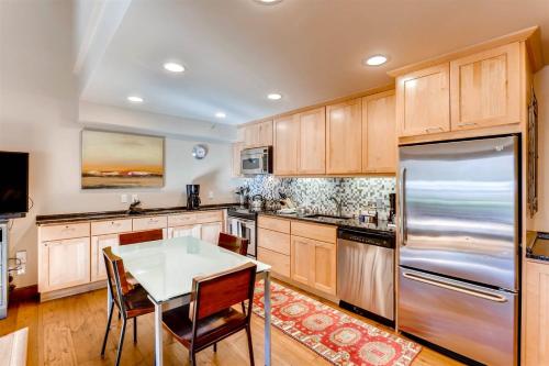 Luxury Ski In, Ski Out 1 Bedroom At Eagle Bahn Gondola - 주방